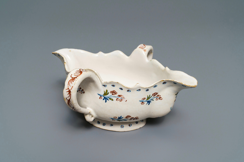 Une sauci&egrave;re en fa&iuml;ence polychrome de Bruxelles &agrave; d&eacute;cor '&agrave; la haie fleurie', 18&egrave;me